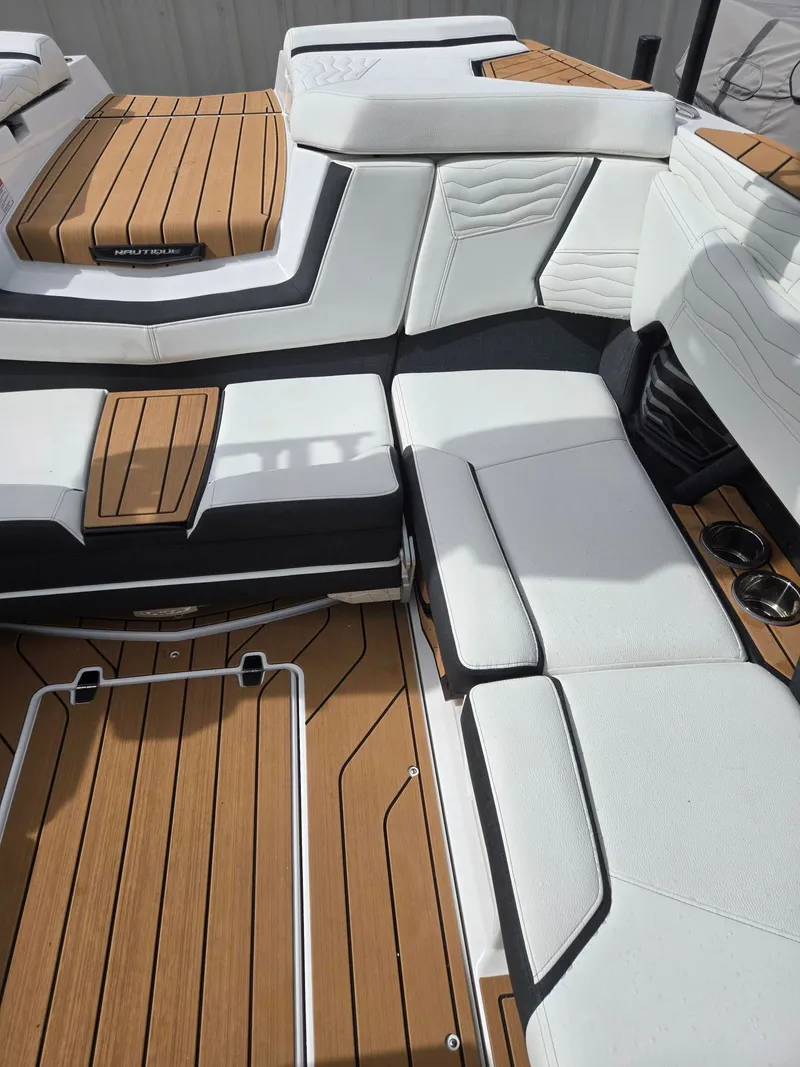 Slide: The Image of Nautique Super Air Nautique G21 2026 - 22