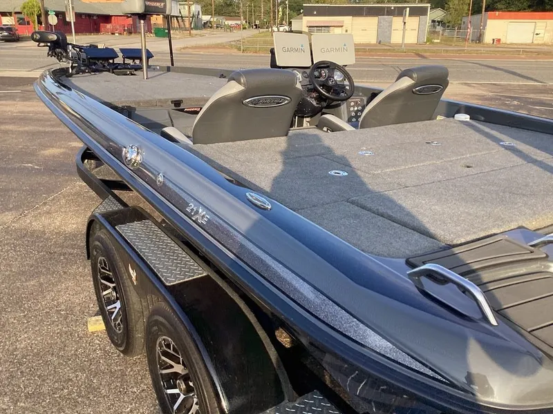 Slide: The Image of Phoenix Bass Boat 21 XE 2024 - 14