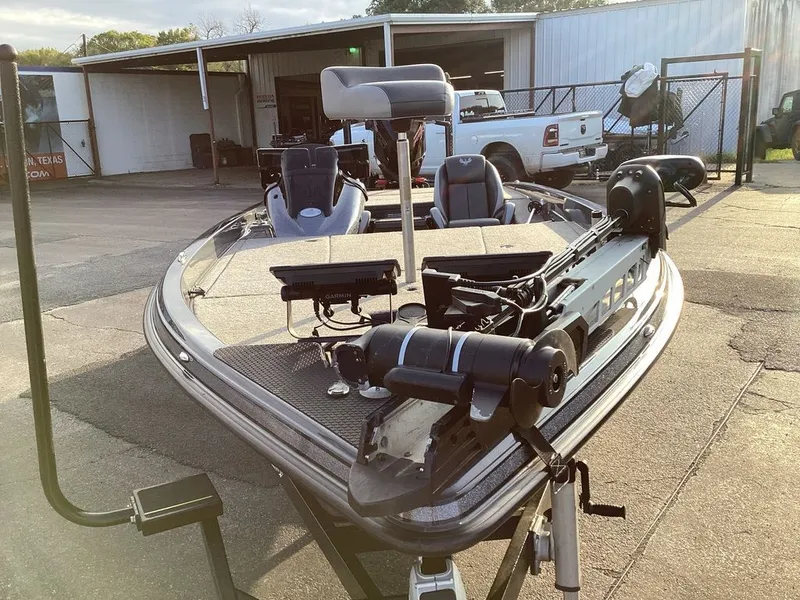 Slide: The Image of Phoenix Bass Boat 21 XE 2024 - 16