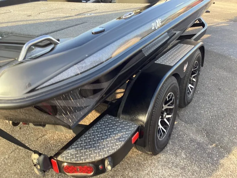 Slide: The Image of Phoenix Bass Boat 21 XE 2024 - 22