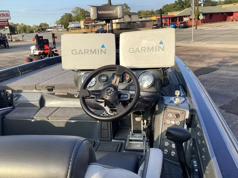 Slide: The Image of Phoenix Bass Boat 21 XE 2024 - 25