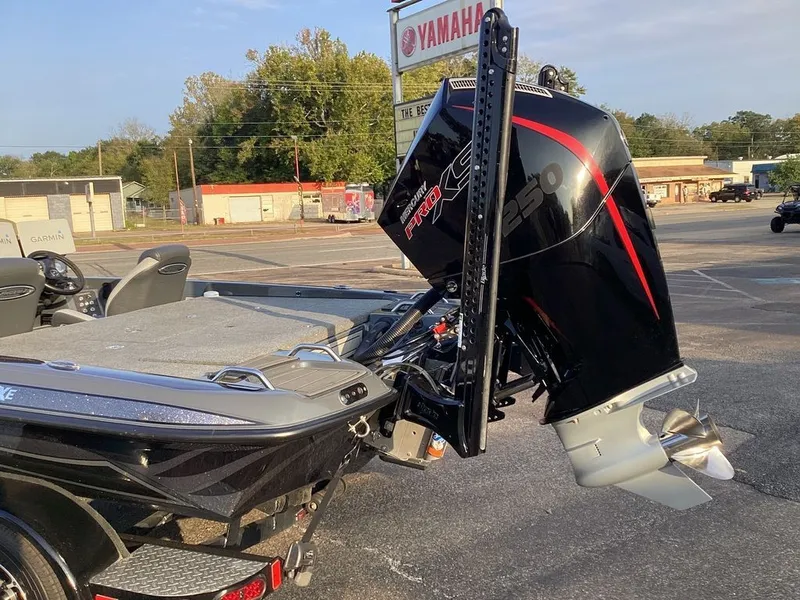 Slide: The Image of Phoenix Bass Boat 21 XE 2024 - 8