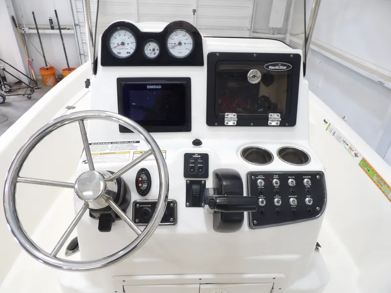 Slide: The Image of NauticStar 2140 Sport Shallow Bay 2017 - 16