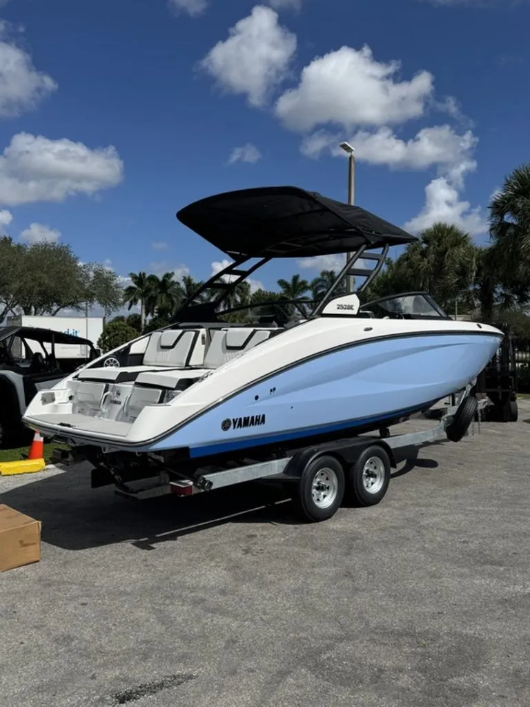 Slide: The Image of Yamaha 252SE 2026 - 1