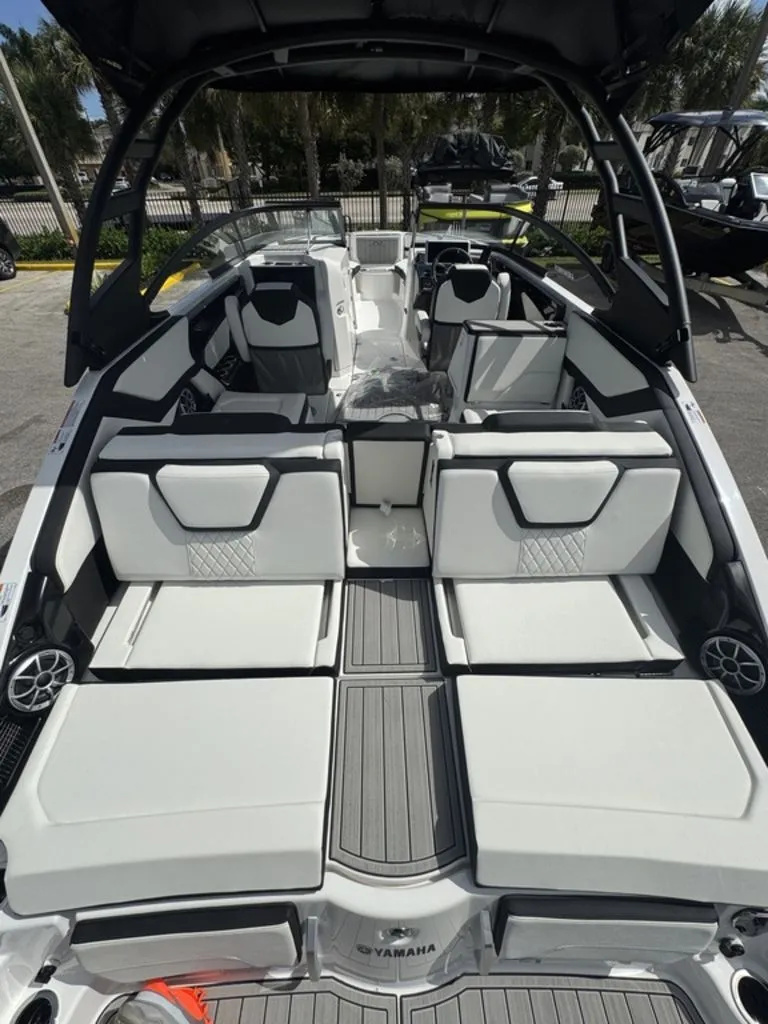 Slide: The Image of Yamaha 252SE 2026 - 11