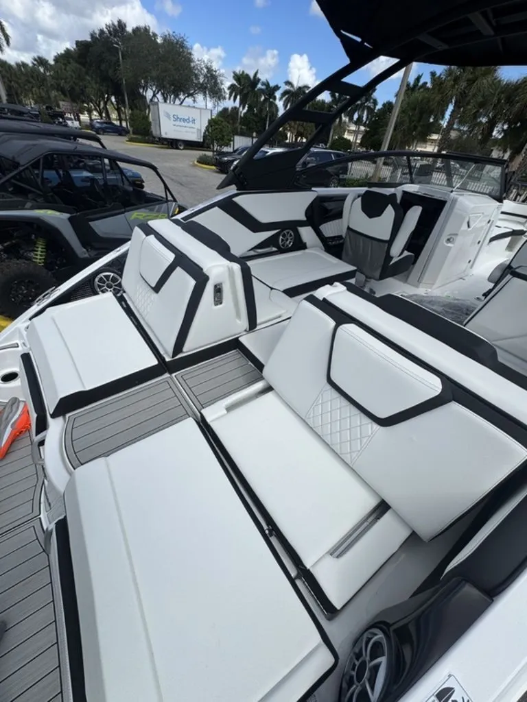 Slide: The Image of Yamaha 252SE 2026 - 12