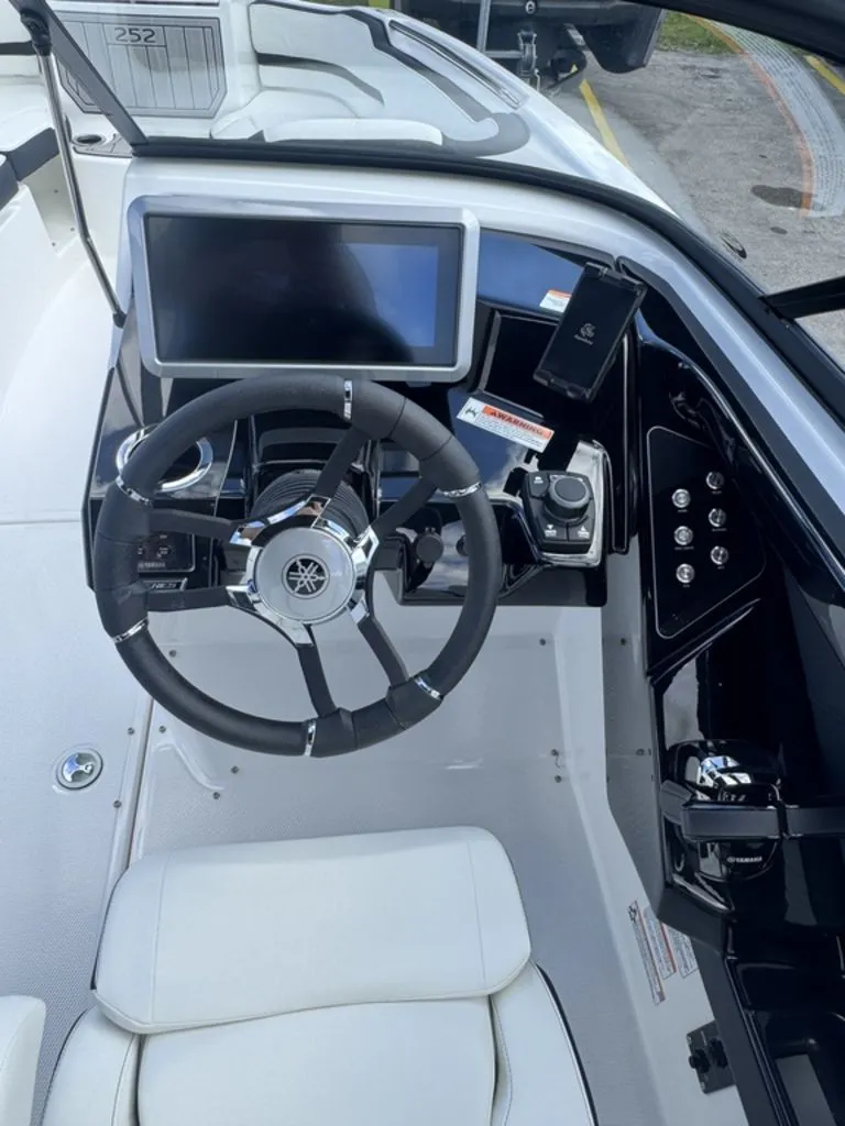 Slide: The Image of Yamaha 252SE 2026 - 17