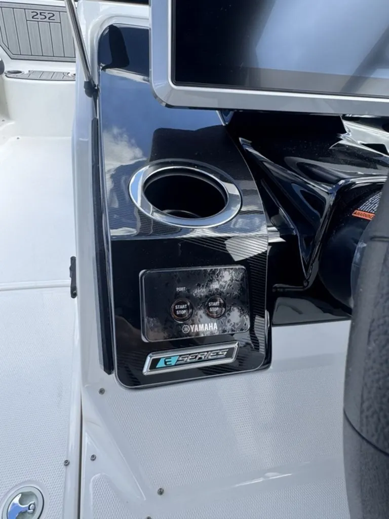 Slide: The Image of Yamaha 252SE 2026 - 18