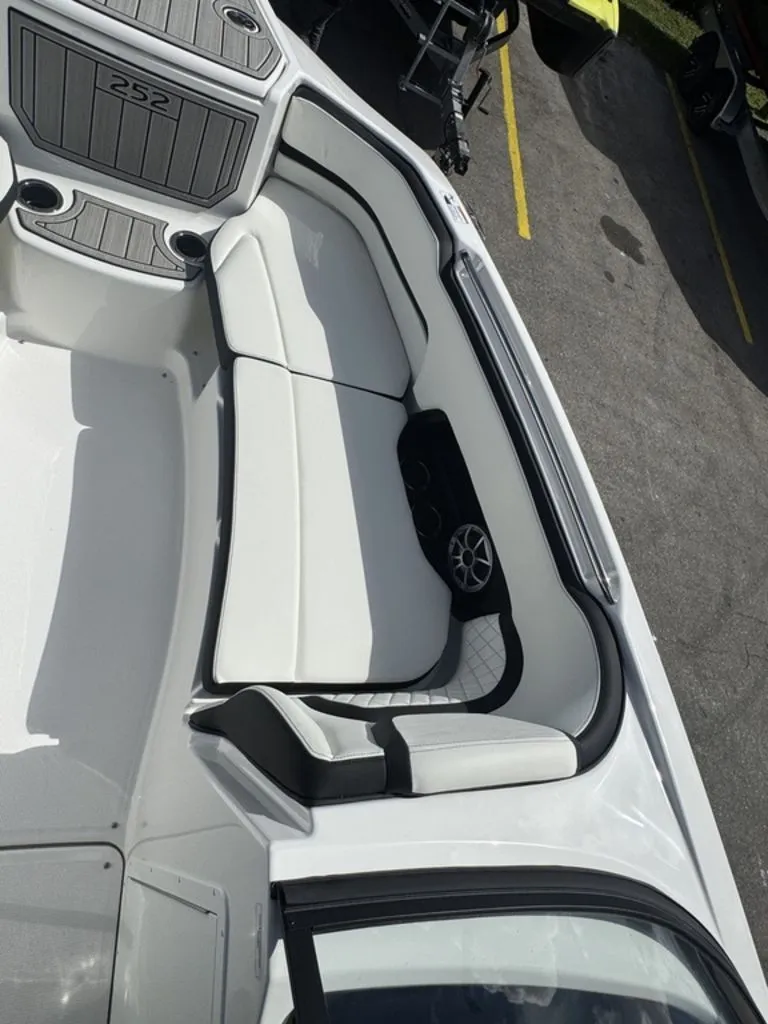 Slide: The Image of Yamaha 252SE 2026 - 22