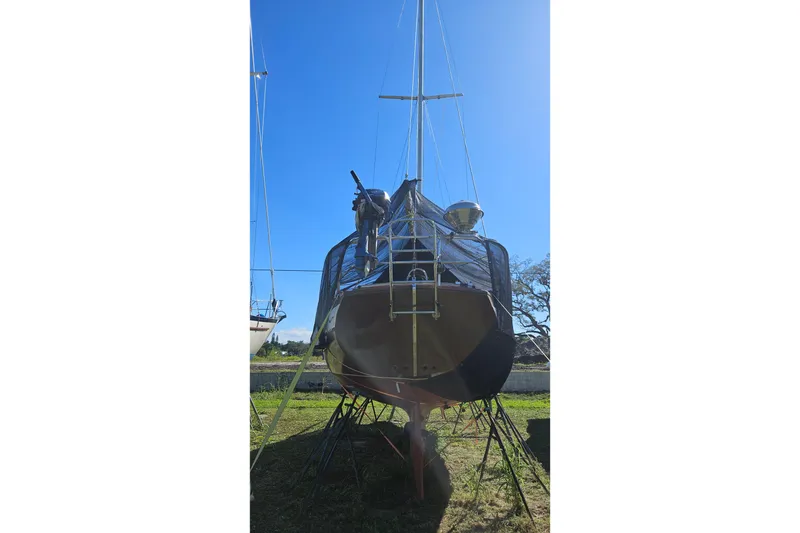 Slide: The Image of 1988 Bayfield 32C sailboat mast against clear blue sky. - 23