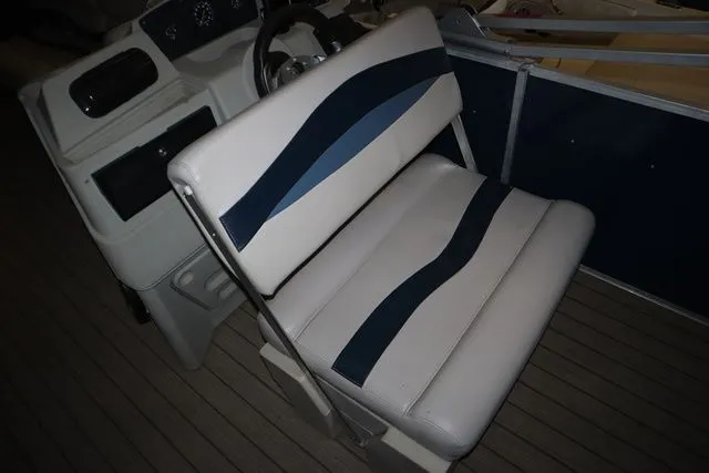 Slide: The Image of Sun Tracker SUNTRACKER PARTY BARGE 20 1994 - 14