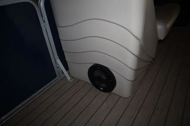 Slide: The Image of Sun Tracker SUNTRACKER PARTY BARGE 20 1994 - 17