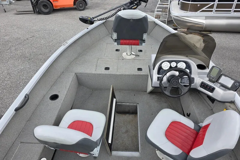 Slide: The Image of 2005 TRACKER BOATS Targa V16 Side Console interior with seats and control panel. - 7