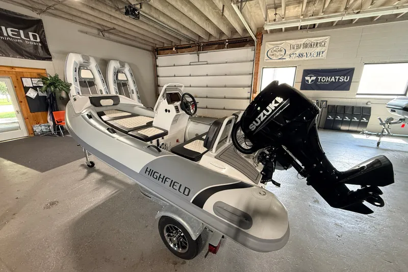 The Image of Highfield Sport 360 von 2026 in einer Halle. Es hat einen Suzuki-Außenbordmotor und ein modernes Design. - 0