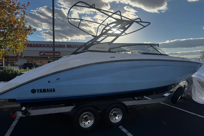 Slide: The Image of 2026 Yamaha Boats 252SD on trailer, parked outdoors under a cloudy sky. - 14