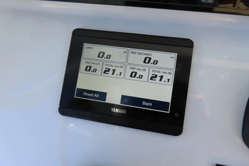 Slide: The Image of Yamaha display on 2025 Sea Hunt Gamefish 27, showing trip and total hours. - 29
