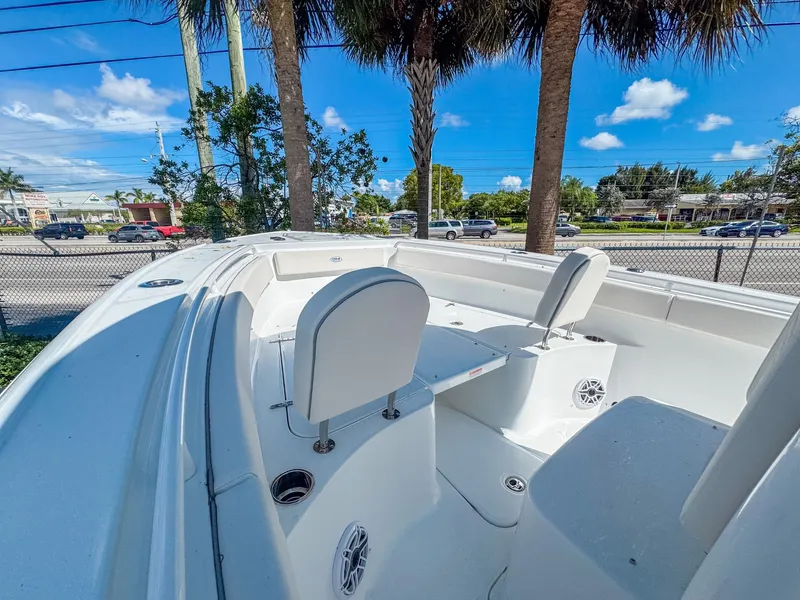 Slide: The Image of Sea Hunt Ultra 265 SE 2026 - 10