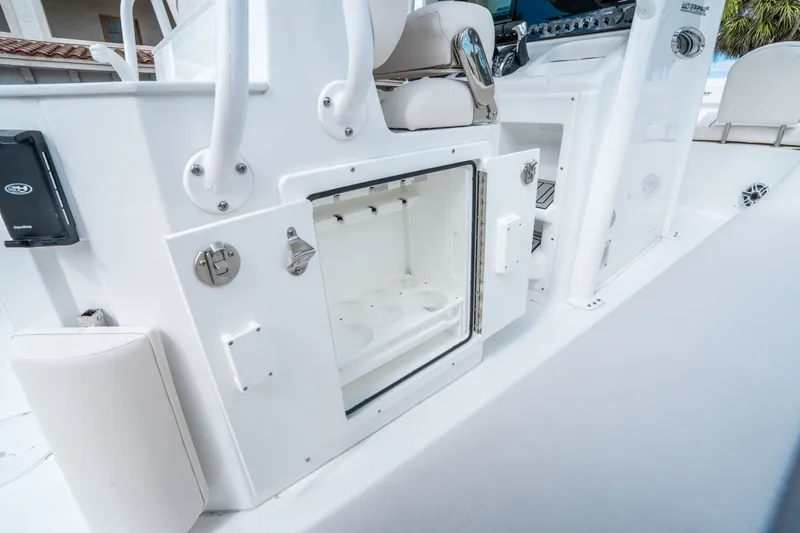 Slide: The Image of Sea Hunt Ultra 265 SE 2026 - 14