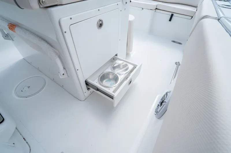 Slide: The Image of Sea Hunt Ultra 265 SE 2026 - 16