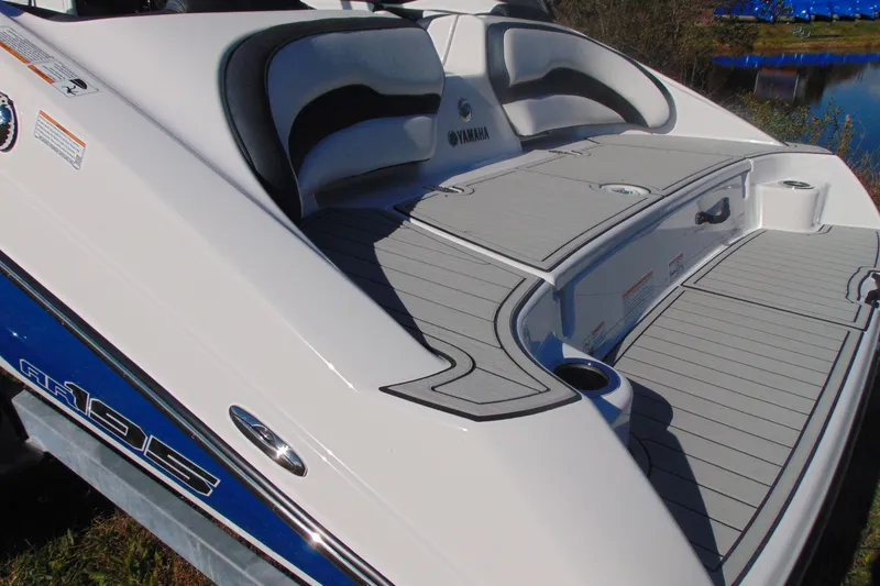 Slide: The Image of 2026 Yamaha Boats AR195, sleek design with comfortable seating and modern features. - 4