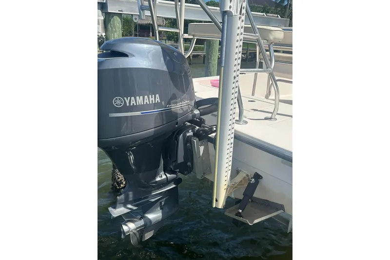Slide: The Image of 2005 Pathfinder 2200 V Tournament Edition with Yamaha outboard motor in water. - 16
