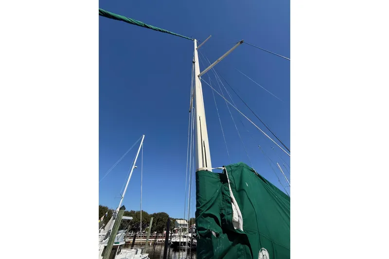 Slide: The Image of Mast of 2005 Beneteau Oceanis 373 sailboat against clear blue sky at marina. - 13