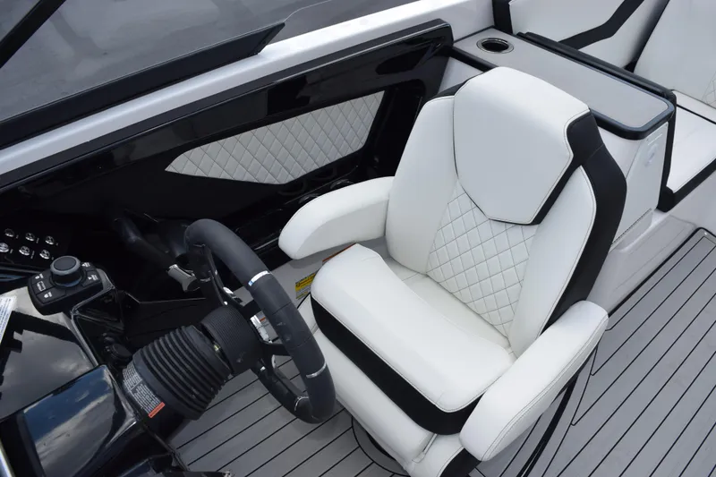 Slide: The Image of Luxury helm seat in 2026 Yamaha Boats 252S, featuring sleek design and premium materials. - 15