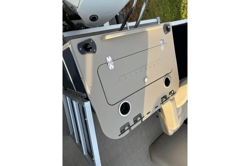 Slide: The Image of 2015 Sylvan Mirage Fish 8522 Party Fish LE boat console with cup holders and ruler. - 19