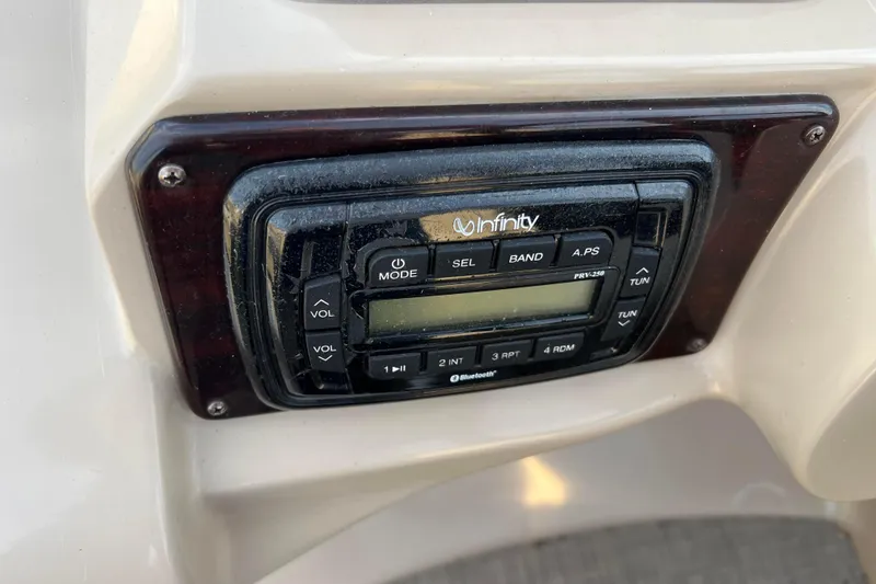 Slide: The Image of Infinity stereo system on 2015 Sylvan Mirage Fish 8522 Party Fish LE boat. - 29