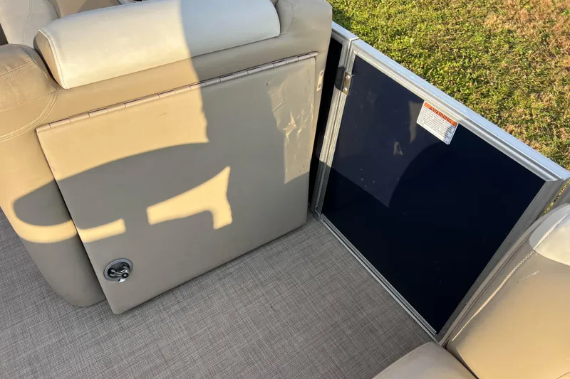 Slide: The Image of 2015 Sylvan Mirage Fish 8522 Party Fish LE boat seating and storage area. - 37