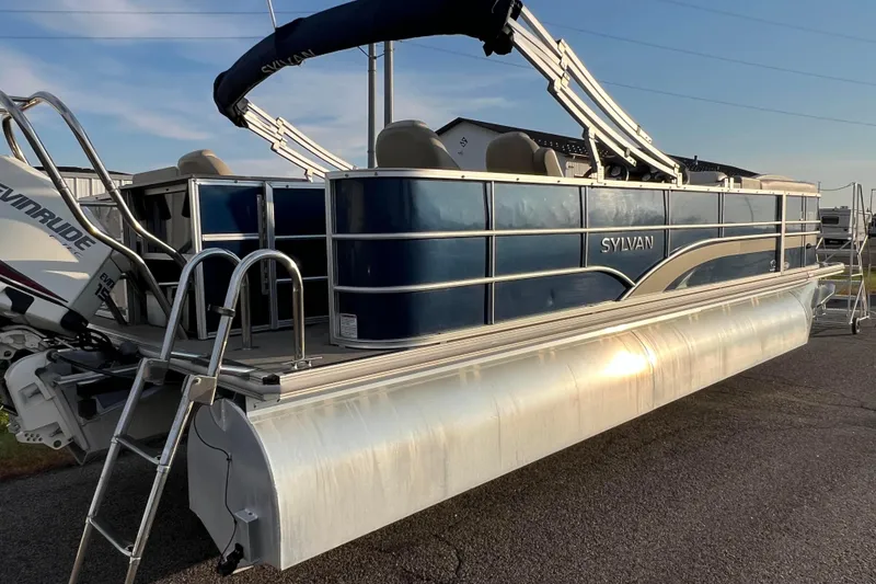 Slide: The Image of 2015 Sylvan Mirage Fish 8522 Party Fish LE pontoon boat with Evinrude engine. - 4