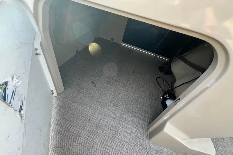 Slide: The Image of Interior view of 2015 Sylvan Mirage Fish 8522 Party Fish LE boat compartment. - 45