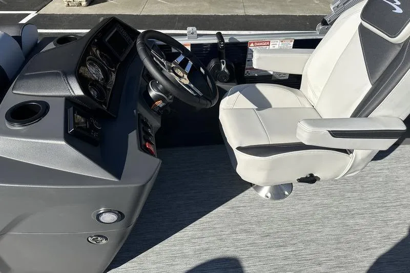 Slide: The Image of Captain's seat and helm of 2025 Bennington S Fish 22 SF pontoon boat. - 18