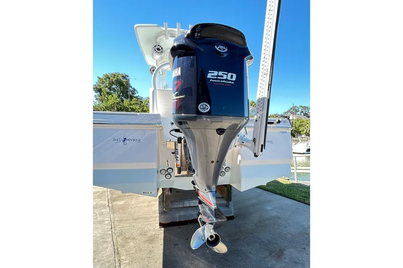 Slide: The Image of 2019 Robalo 226 Cayman with Yamaha 250 outboard motor, docked outdoors. - 17