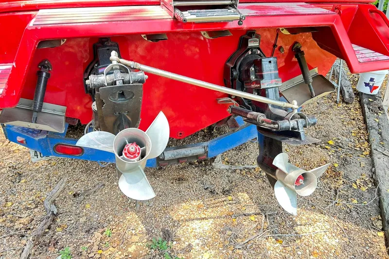Slide: The Image of 1987 Chris-Craft 312 Stinger boat stern with dual propellers and red hull. - 22