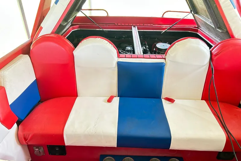 Slide: The Image of 1987 Chris-Craft 312 Stinger boat interior with red, white, and blue seating. - 43