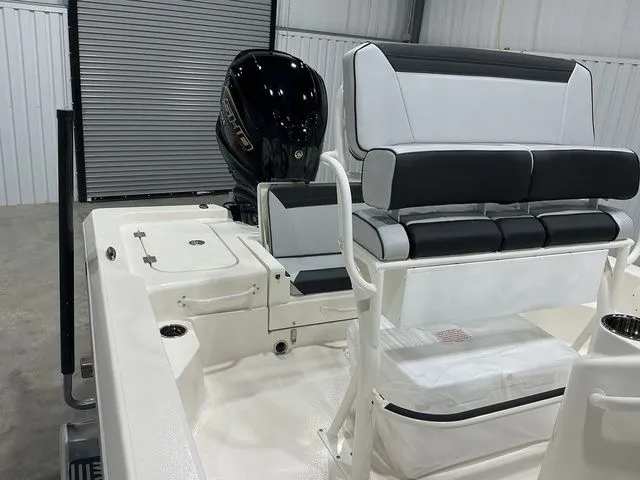 Slide: The Image of Skeeter SX221 2026 - 18