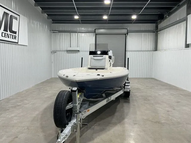 Slide: The Image of Skeeter SX221 2026 - 2