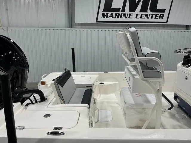 Slide: The Image of Skeeter SX221 2026 - 6