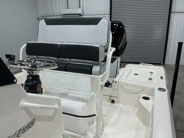 Slide: The Image of Skeeter SX221 2026 - 17