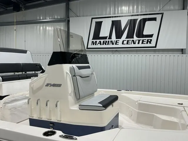 Slide: The Image of Skeeter SX221 2026 - 19