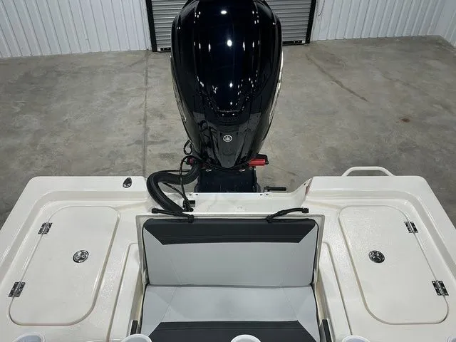 Slide: The Image of Skeeter SX221 2026 - 8