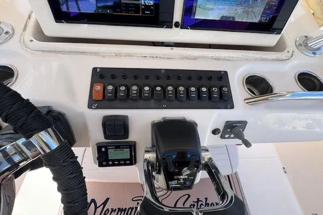 Slide: The Image of Control panel of 2007 Grady-White Bimini 306 boat with Yamaha throttle. - 17