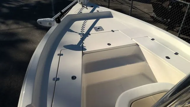 Slide: The Image of Bulls Bay 2200 XS 2025 - 13