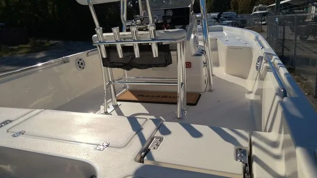 Slide: The Image of Bulls Bay 2200 XS 2025 - 5