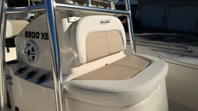 Slide: The Image of Bulls Bay 2200 XS 2025 - 8