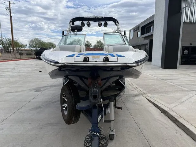 Slide: The Image of MasterCraft X25 2013 - 4