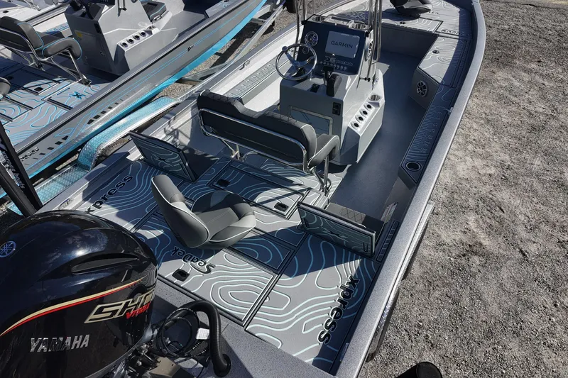 Slide: The Image of 2026 Xpress H22B Bay boat with Yamaha engine, featuring modern design and advanced navigation system. - 5
