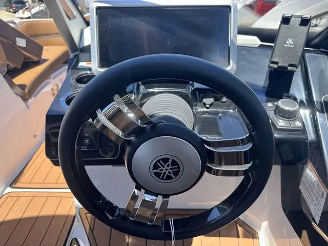 Slide: The Image of Yamaha 275SE 2025 - 26