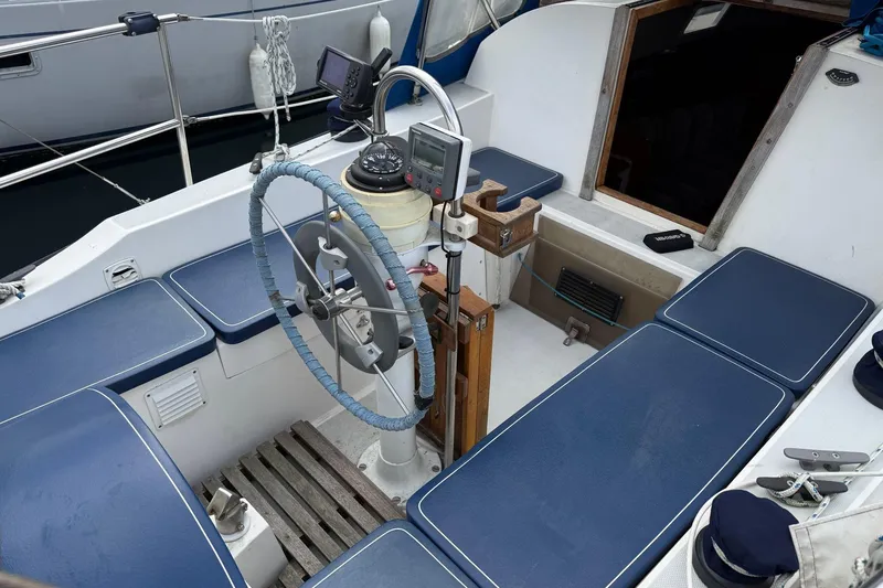 Slide: The Image of Lancer Yachts 29 - Cockpit - 10
